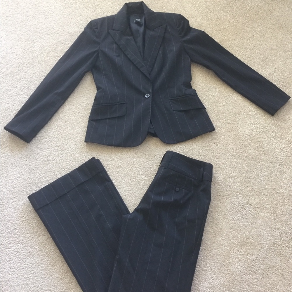 👠 Sharp pinstriped suit 👠